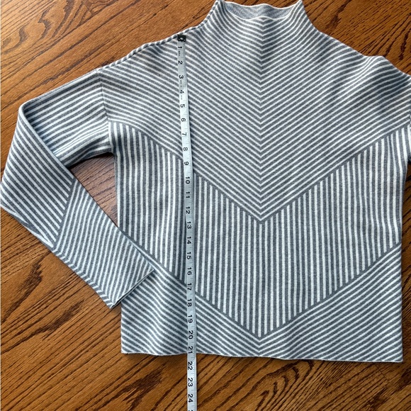 Cynthia Rowley Gray and White Mock Neck Sweater - Picture 6 of 7